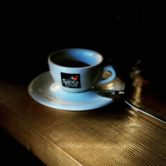 Tazzina di caffe espresso servita al tavolo