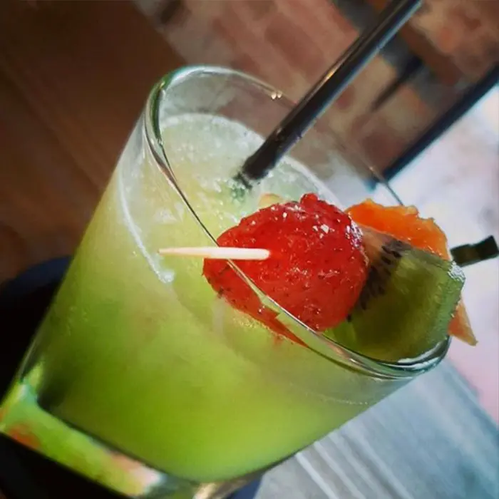 Cocktail verde con frutta fresca