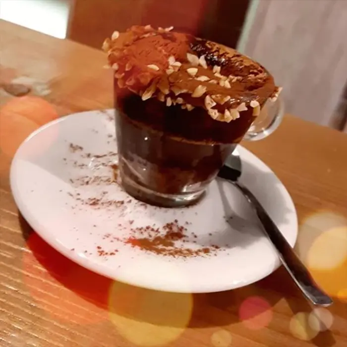 Dessert al cioccolato servito in bicchiere