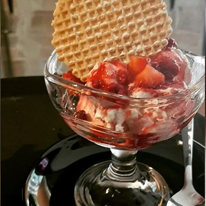 Coppa dessert con fragole e gelato
