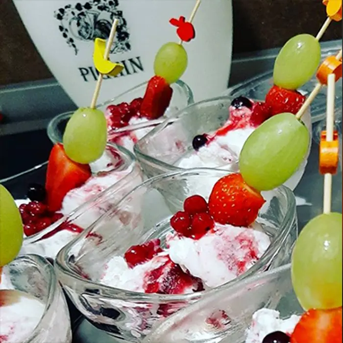 Coppa gelato con panna, frutta e decorazioni