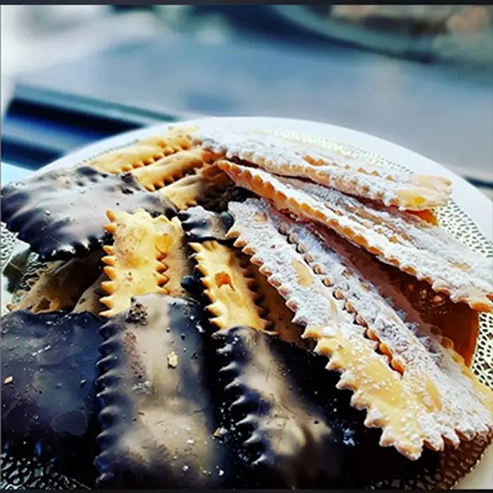 Piatto dolce con zucchero a velo