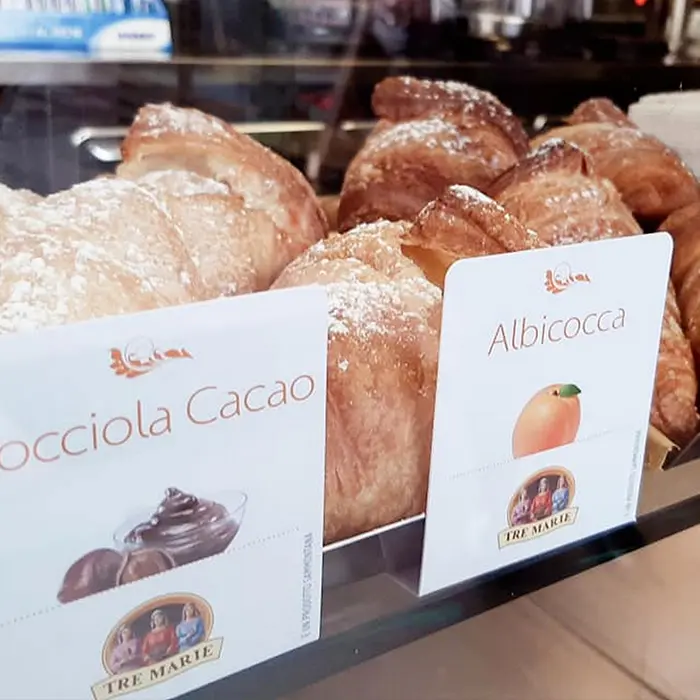 Vetrina con cornetti e prodotti da colazione